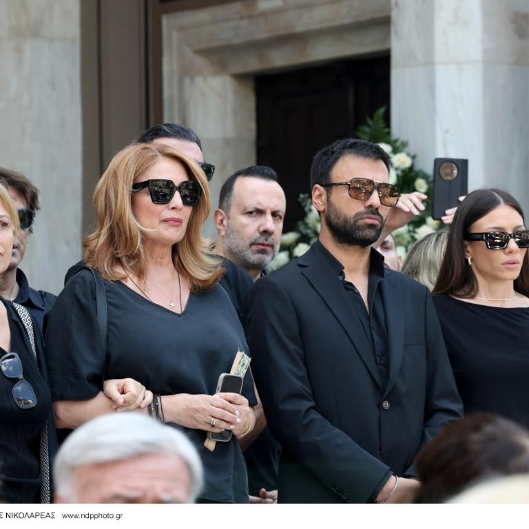 Το τελευταίο χειροκρότημα στη Μάρω Κοντού: Συγκίνηση στην κηδεία της