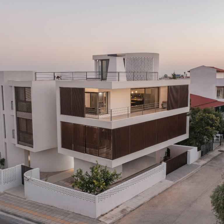 Bicubic Residence: Ένα σπίτι στο Καματερό φτιαγμένο από δύο τεράστιους λευκούς κύβους -Μοιάζει σαν να αιωρείται