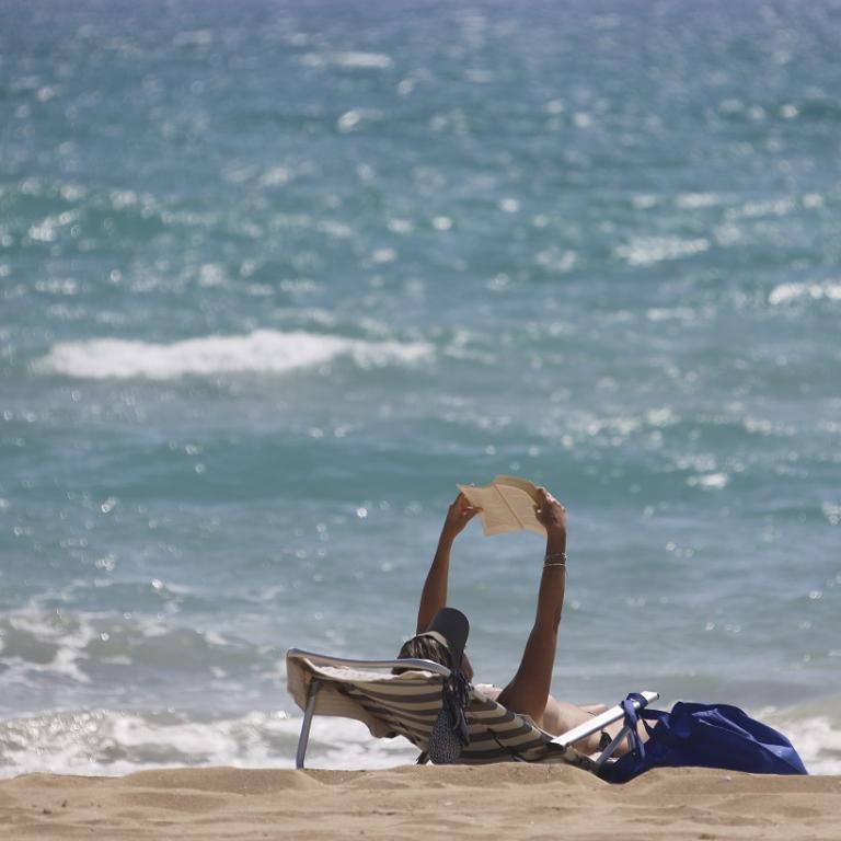 γυναίκα διαβάζει