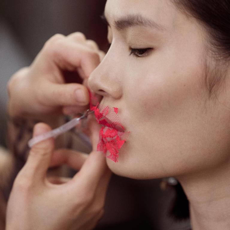 Δαντελένια χείλη: Το πιο σαγηνευτικό beauty trend ήρθε από την πασαρέλα του Jean Paul Gaultier