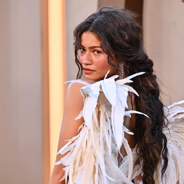 Ghost Lashes: Η τάση που κάνει τα cool girls να αφήνουν τη μάσκαρα στην άκρη