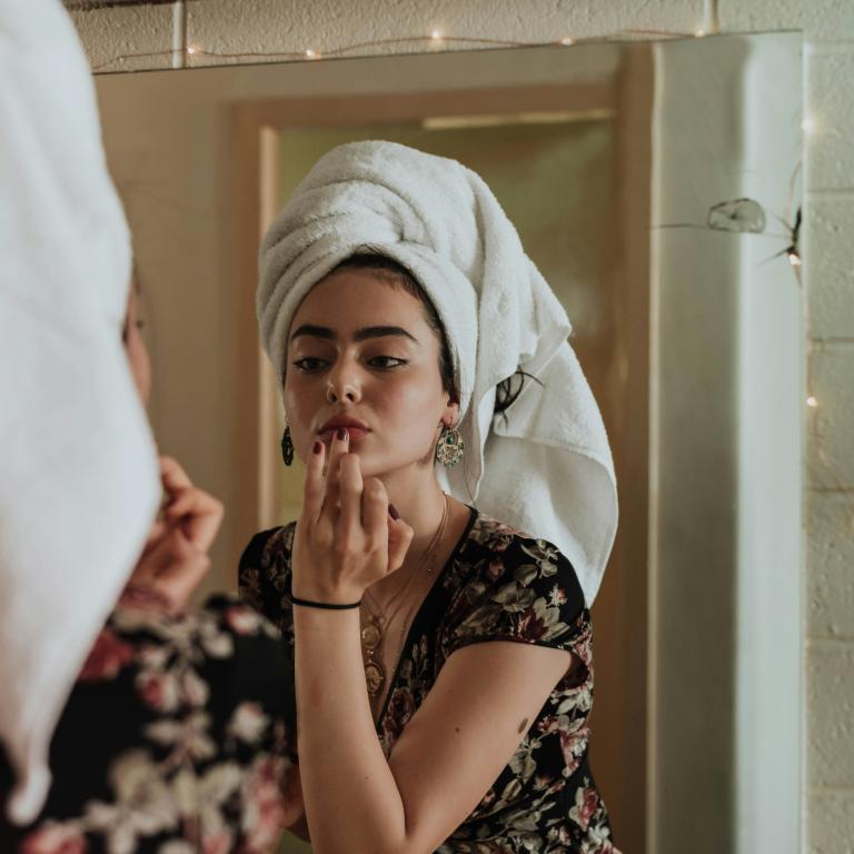 Γυναίκα βάζει concealer