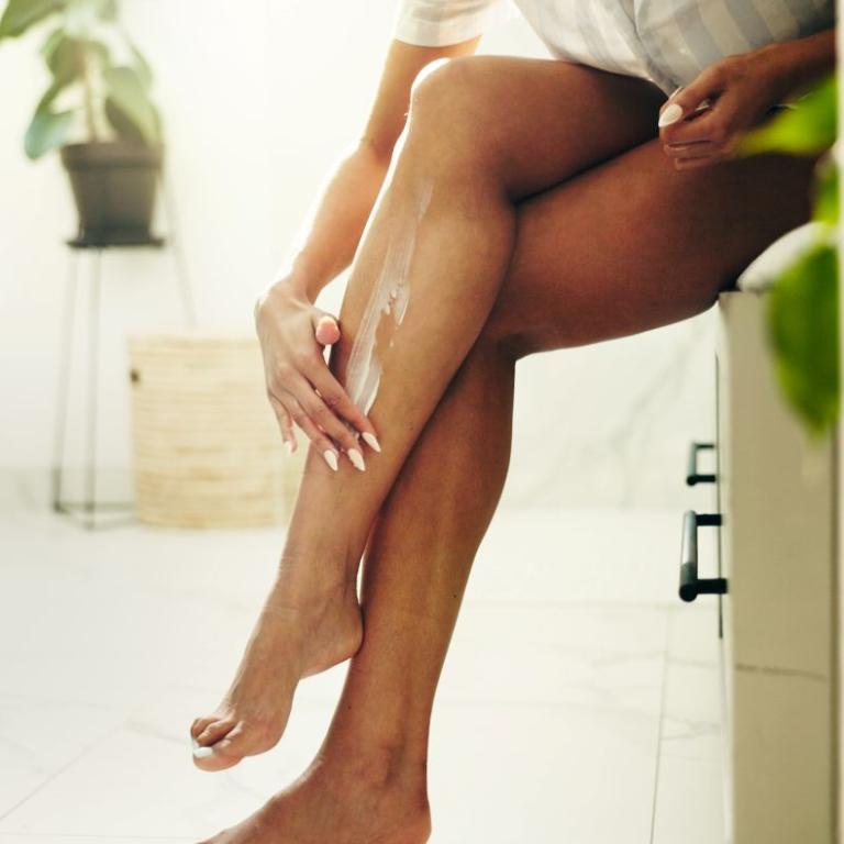 κοπελα απλωνει nivea στο σωμα της