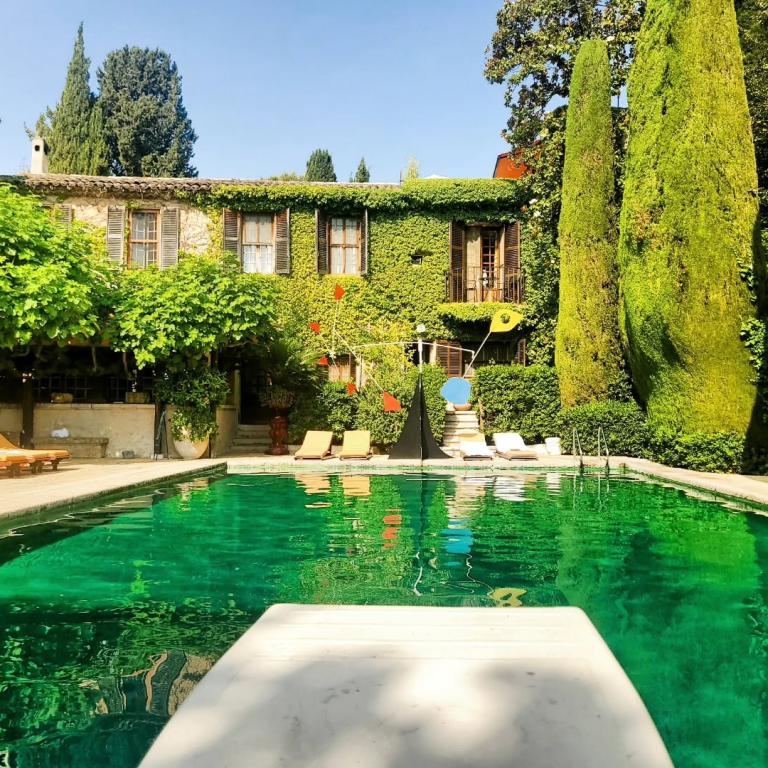 La Colombe d'Or: Το πανδοχείο της νότιας Γαλλίας που έγινε σπίτι του Πικάσο, του Ματίς και του Σαγκάλ