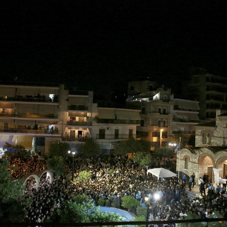 Άνθρωποι από τη Νίκαια αλλά και από διαφορετικές περιοχές της Ελλάδας έφτασαν στην εκκλησία κρατώντας λουλούδια, θέλοντας να αποχαιρετήσουν από κοντά τον τραγουδιστή