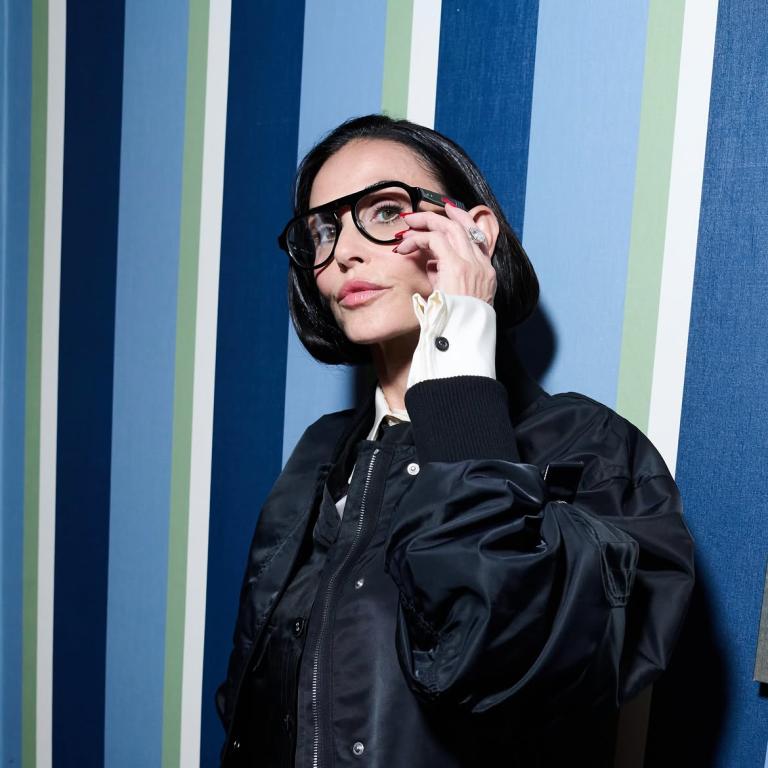 Η Ντέμι Μουρ με bomber jacket στην Εβδομάδα Μόδας της Νέας Υόρκης/Φωτογραφία: Instagram/demimoore