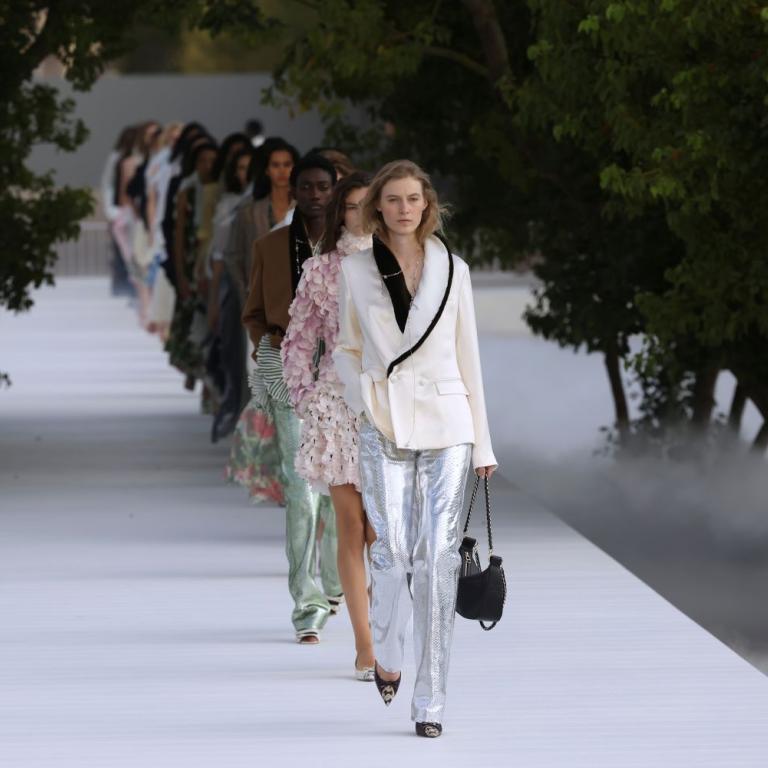 κορίτσια στην πασαρέλα του dior ανοιξ 27