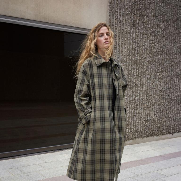 κοπελα με καρο καμπαρντινα απο massimo Dutti