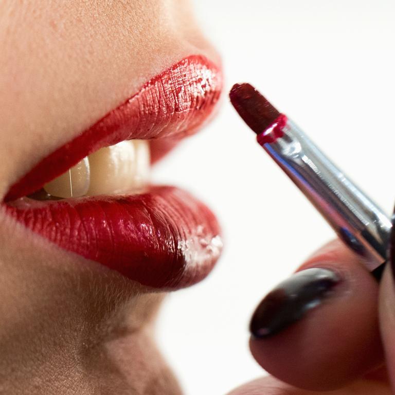 Μαρία Μπορμπόγια, makeup artist: «Για να καμουφλάρουμε τις ρυτίδες γύρω από τα χείλη, πρέπει να αποφεύγουμε τα πολύ ρευστά κραγιόν»