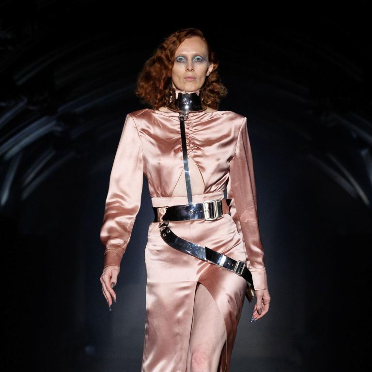 ΜΟΝΤΕΛΟ ΣΤΗΝ ΠΑΣΑΡΕΛΑ ΜΕ ΡΟΖ ΦΟΡΕΜΑ MCQUEEN