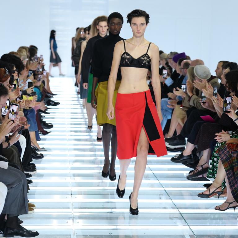 Η Prada έδειξε 63 φούστες, αλλά κράτησε την καλύτερη για το τέλος -Αυτή θα φοράμε την επόμενη σεζόν