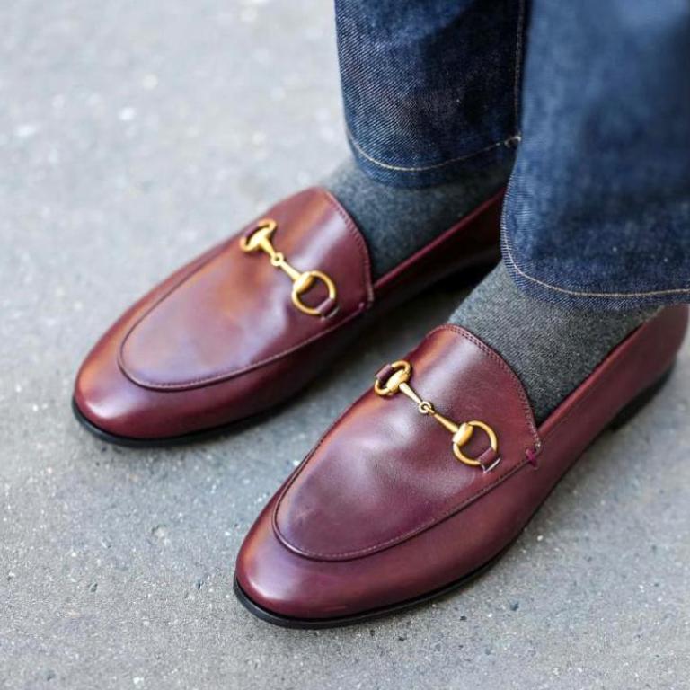 μπορντο loafers με γκρι καλτσες και τζιν παντελονι