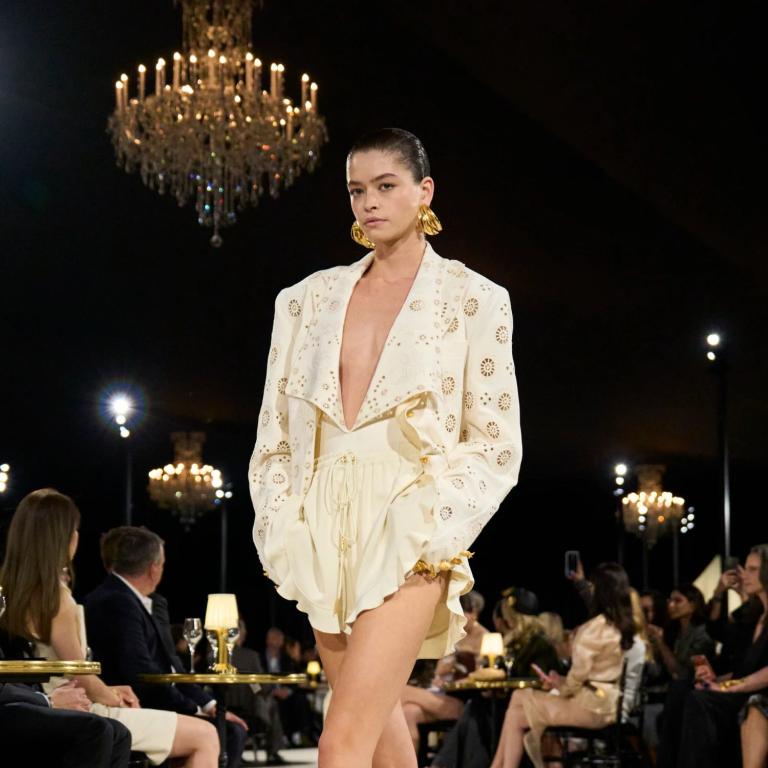 κοπελα σε πασαρελα στην επιδειξη Schiaparelli SS'27