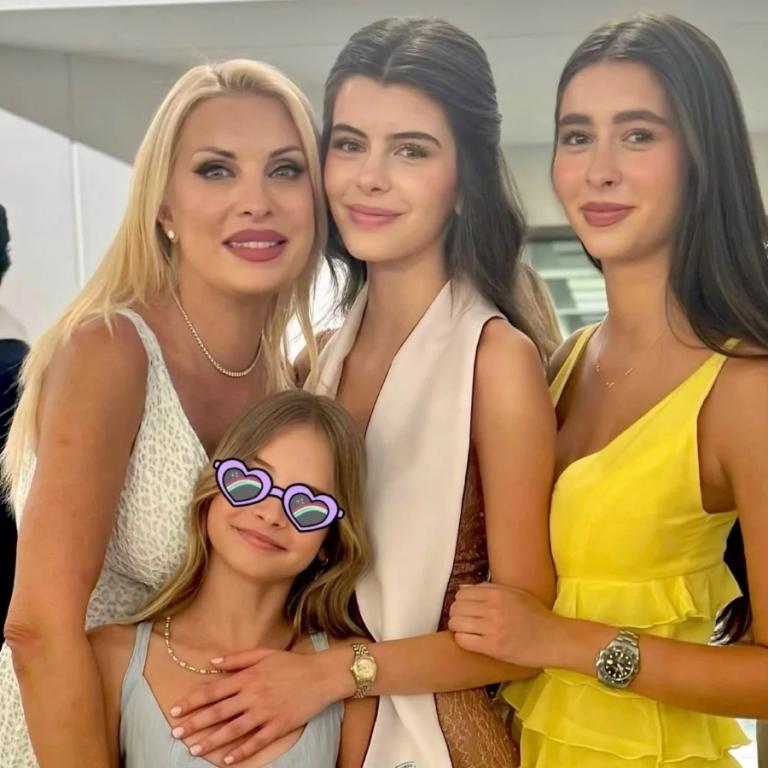 Η Ελένη Μενεγάκη με τις κόρες της, Λάουρα, Βαλέρια και Μαρίνα