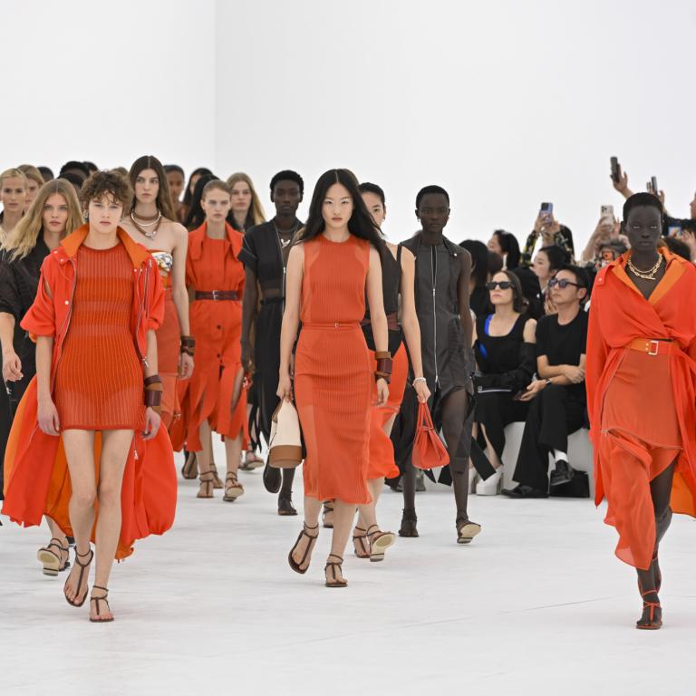 Εβδομάδα Μόδας Παρισιού SS’27: Χρώμα σε Hermès και Givenchy, γήινοι τόνοι στη Victoria Beckham