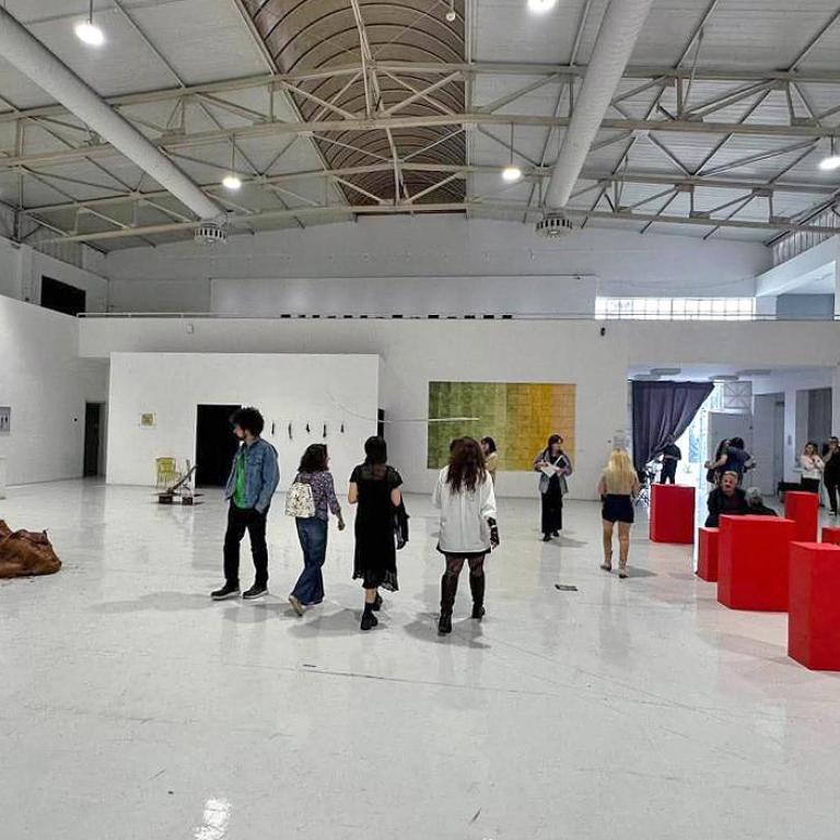 Οι καλλιτέχνες που θα μας απασχολήσουν αύριο εκθέτουν σήμερα -Είδαμε την έκθεση των τελειόφοιτων της Καλών Τεχνών