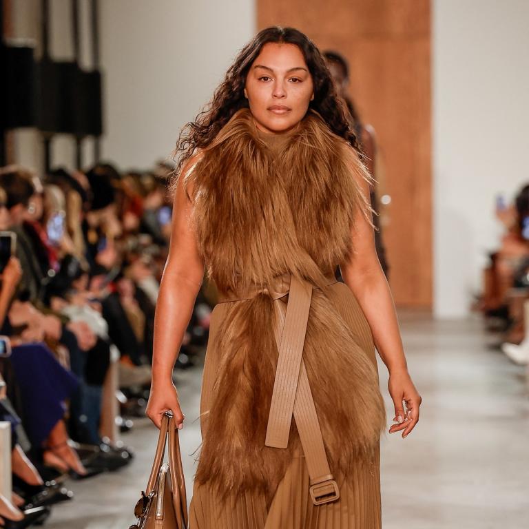 μοντελο plus size στην πασαρελα με γουνινο πανωφορι