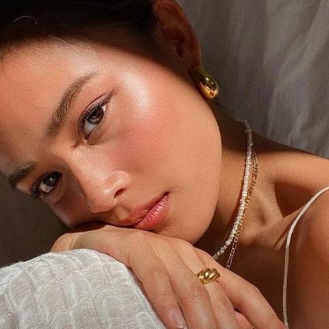 Pantone peach fuzz makeup