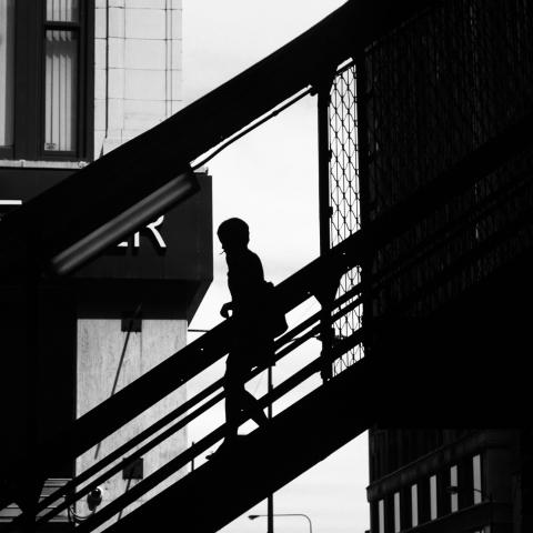 γυναίκα κατεβαίνει τις σκάλες