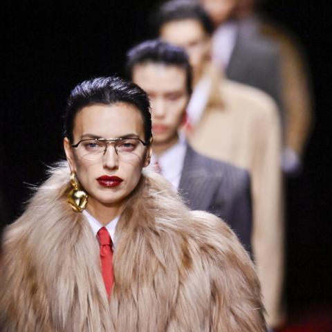 Το κόκκινο των χειλιών της Irina Shayk ταιριάζει σε όλες - Βρήκαμε 5 ίδιες επιλογές