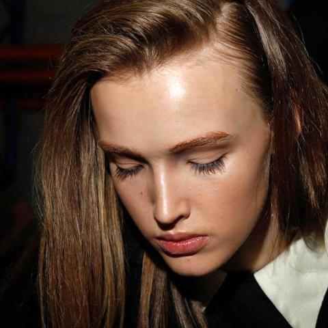 Καφέ μάσκαρα για φυσικό αποτέλεσμα μακιγιάζ -Κορυφαίες επιλογές που θα αναδείξουν το βλέμμα