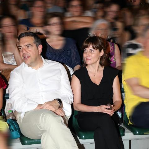 Πρεμιέρα για τον «Μόνος με τον Άμλετ» του Αιμίλιου Χειλάκη στο Κηποθέατρο Παπάγου -Παρών ο Αλέξης Τσίπρας με τη Μπέττυ Μπαζιάνα