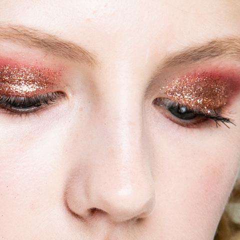 Το απόλυτο eye trend επιστρέφει: Glossy βλέμμα και πώς να το αποκτήσεις