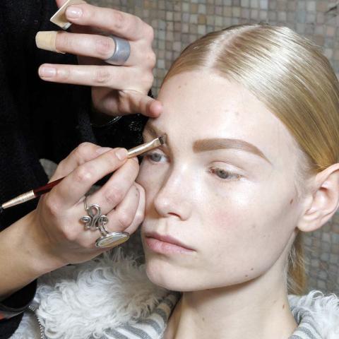 Πώς να «σβήσεις» το έντονο τατουάζ φρυδιών με 4 προϊόντα μακιγιάζ