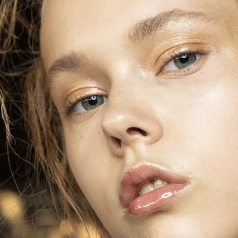 Lip gloss ή lip oil; Ποια είναι η τάση που σας ταιριάζει;