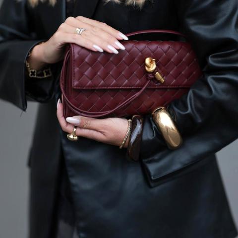 Γυναίκα που κρατάει μία τσάντα 