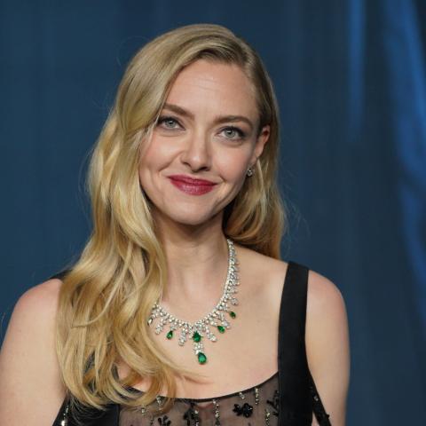 Η Αμάντα Σέιφριντ χαμογελά στον φακό