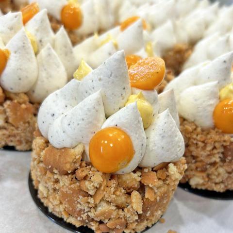 Polaroid: Το γλυκοπωλείο της Ηλιούπολης με flan parisien, κανταΐφι και viral Lotus γλυκά