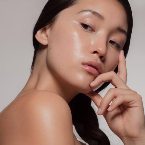 Κοπέλα από την Ασία με λαμπερό και υγιές δέρμα 