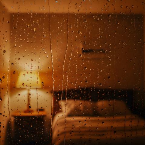 Υπνοδωμάτιο μέσα από ένα παράθυρο