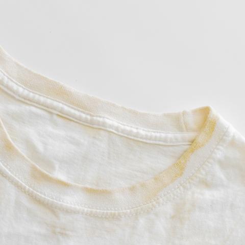 Λευκό μπλουζάκι με κίτρινο λεκέ 