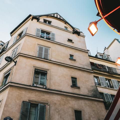 Ένας 20χρονος Ισπανός που ζει σε ένα διαμέρισμα 13 τ.μ. στο κέντρο του Παρισιού: «Εδώ όλα είναι αναδιπλούμενα»