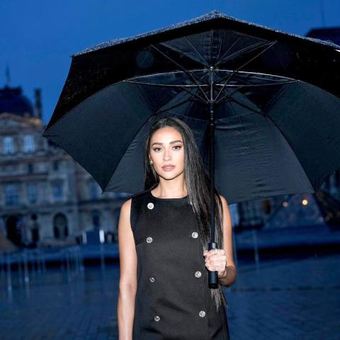 Η Σέι Μίτσελ ποζάρει κάτω από μία ομπρέλα