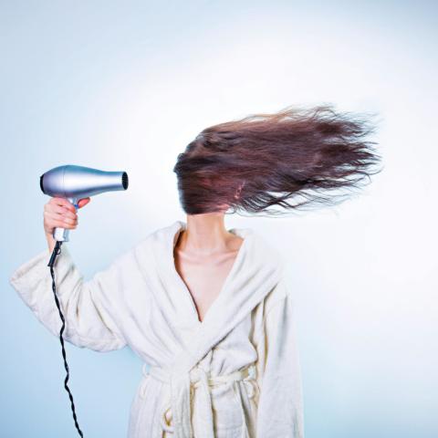 Το πιο συχνό λάθος στο πιστολάκι -Η σωστή κατεύθυνση που χαρίζει άμεση λάμψη στα μαλλιά