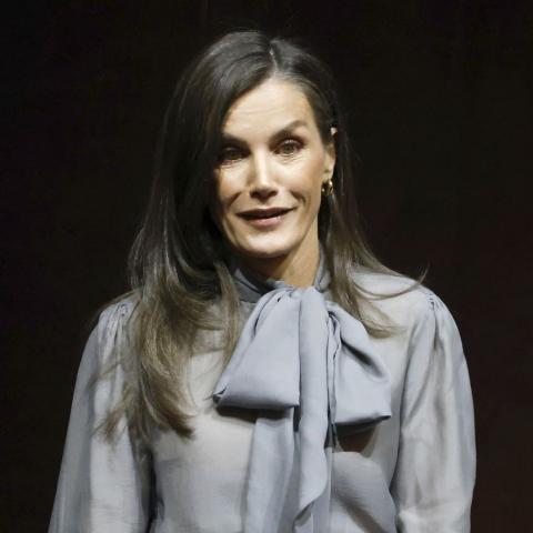 Η βασίλισσα Λετίθια σε κομψή εμφάνιση με μίντοι φούστα