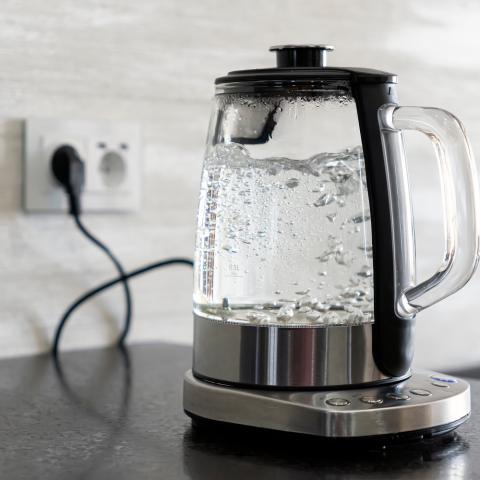 Δείτε πώς μπορείτε να αφαιρέσετε αποτελεσματικά τα άλατα από έναν βραστήρα