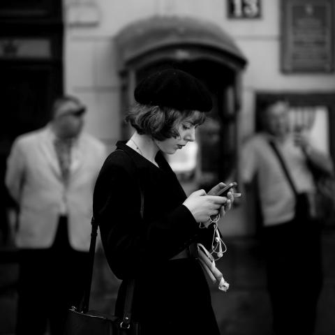 Τι σημαίνει να περπατάς πάντα με το κινητό στο χέρι, σύμφωνα με την Ψυχολογία