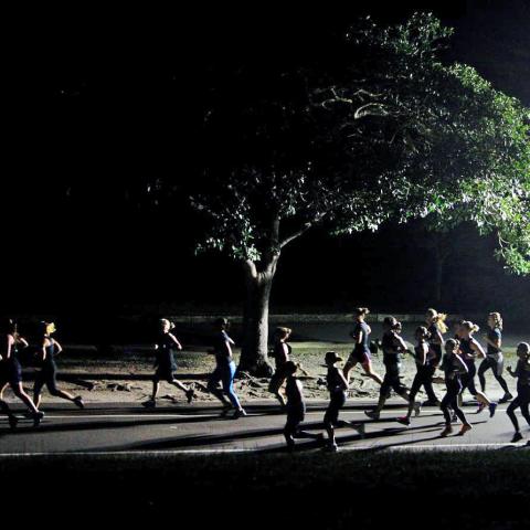 Γιατί οι γυναίκες μπορούν και πρέπει να συνεχίσουν το τρέξιμο στο σκοτάδι