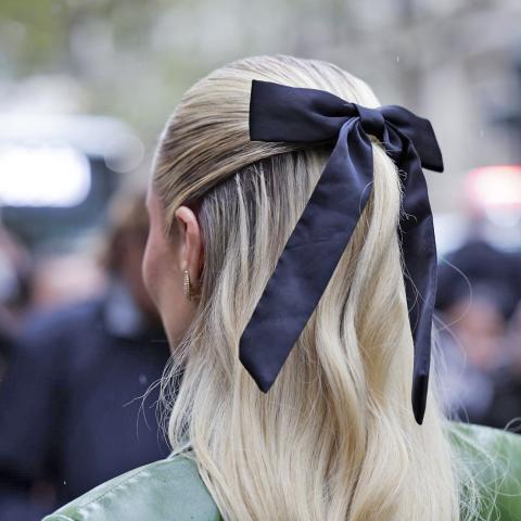 Από τον εκλεπτυσμένο φιόγκο έως το vintage τσιμπιδάκι: Πώς να αναδείξεις τα μαλλιά αυτά τα Χριστούγεννα, ώστε το περσινό μαύρο φόρεμα να περάσει απαρατήρητο