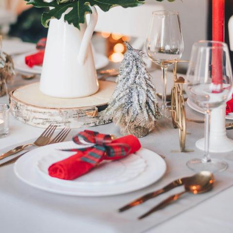 Πώς να στρώσετε το εορταστικό τραπέζι