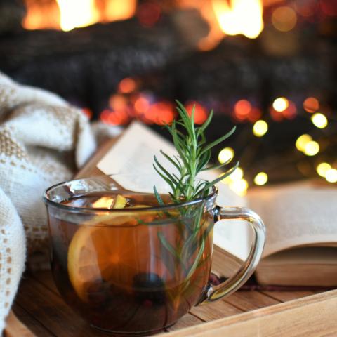 Ο αποτοξινωτικός ζωμός των 15 λεπτών που μειώνει το φούσκωμα μετά τα Χριστούγεννα