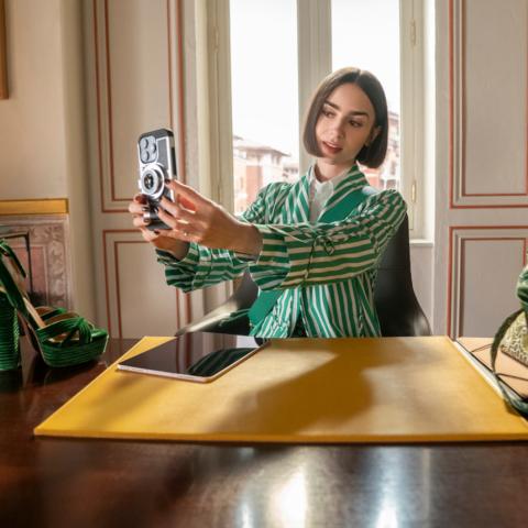 Λίλι Κόλινς στην σειρά Emily In Paris