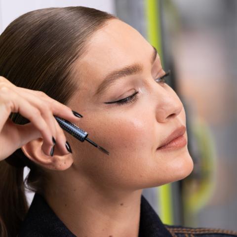 Το κόλπο με το eyeliner που αλλάζει το σχήμα του ματιού και ανορθώνει το βλέφαρο