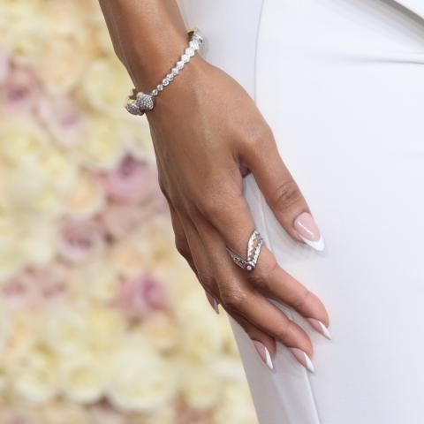 Το χέρι της Zuri Hall