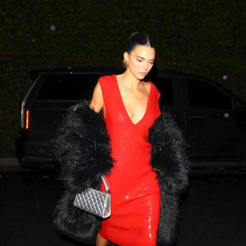 Η Κένταλ Τζένερ με κόκκινο φόρεμα