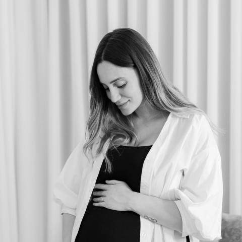 Η Άννα Κορακάκη με φουσκωμένη κοιλιά